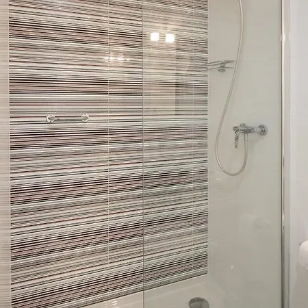 Central Cozy & Near The Subway דירה ליסבון