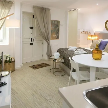 Central Cozy & Near The Subway דירה