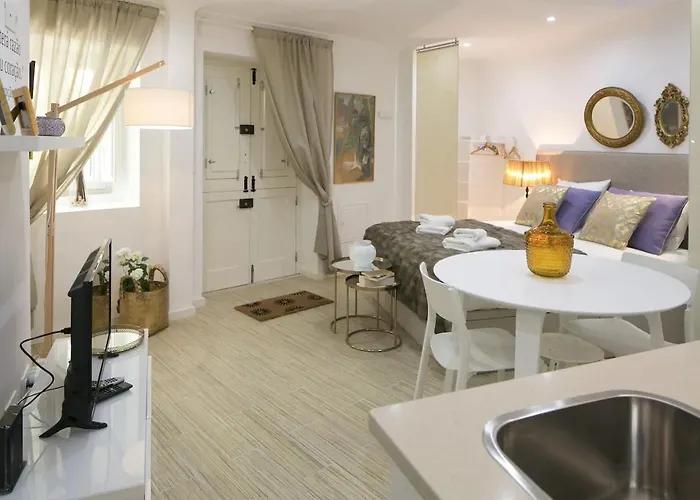 Central Cozy & Near The Subway 公寓